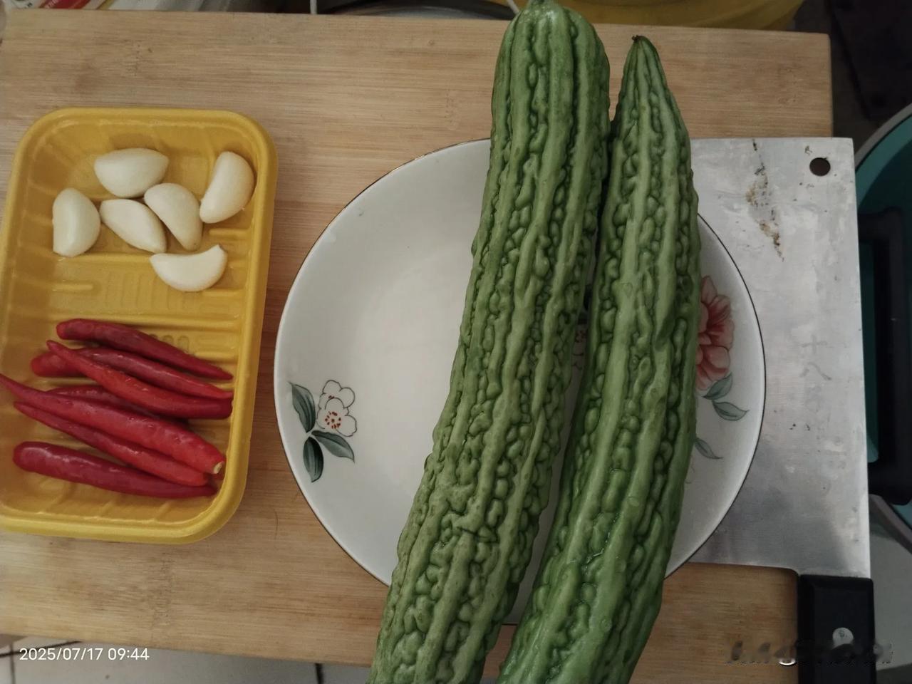 炎炎夏日，
来一盘凉拌苦瓜，
不仅爽口，
而且开胃下饭。

把苦瓜切丝，
放入开