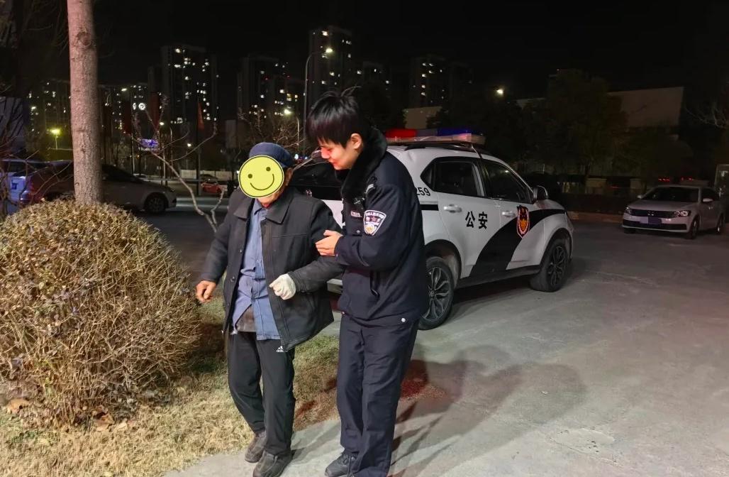 【守护万家团圆年 郑州经开公安连续救助八旬走失老人】春节将至，年味渐浓，阖家团圆
