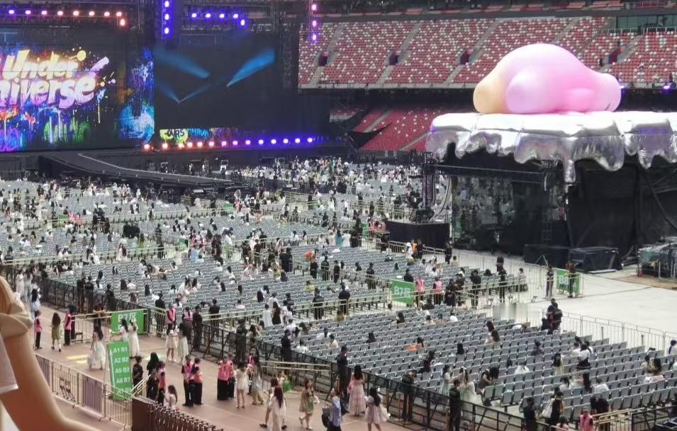 王源演唱会的一组现场图在网络上引发广泛热议。在全景视角拍摄的画面里，观众席中一片