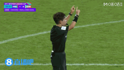 当王霜自己也要接受进球越位的判罚时，主裁判却手指指向了中线！进球有效！半场补时最