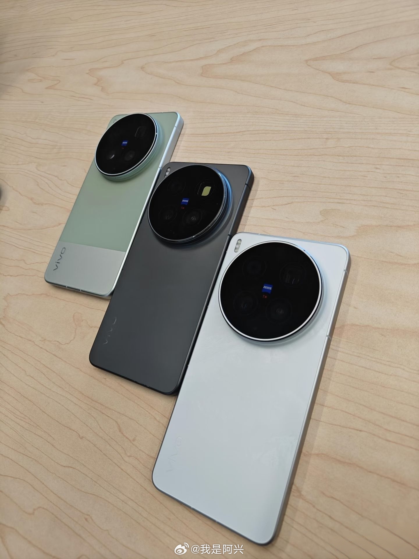 vivo X300 Ultra的三款配色都出来了，绿色和白色是拼接设计，黑色是纯