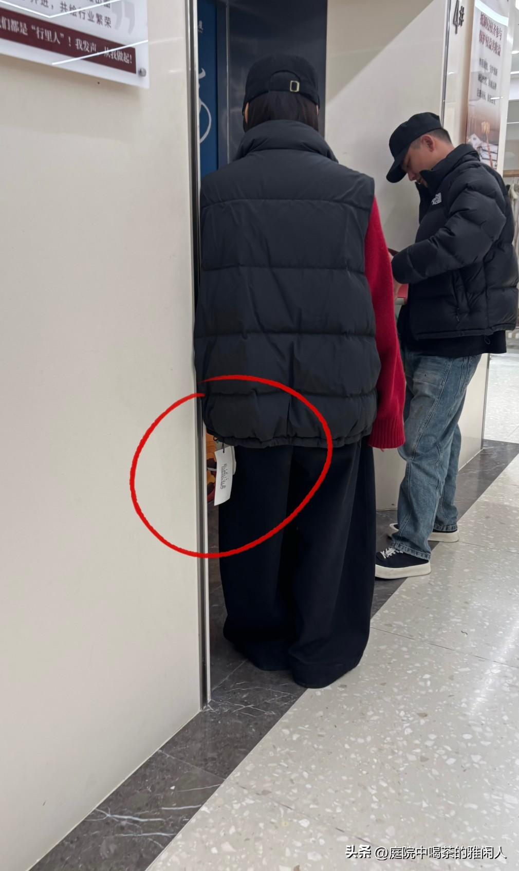 不得不说，这样穿的女孩子，越来越多了啊！那么大的吊牌就这么大拿拿穿出街真的完全没