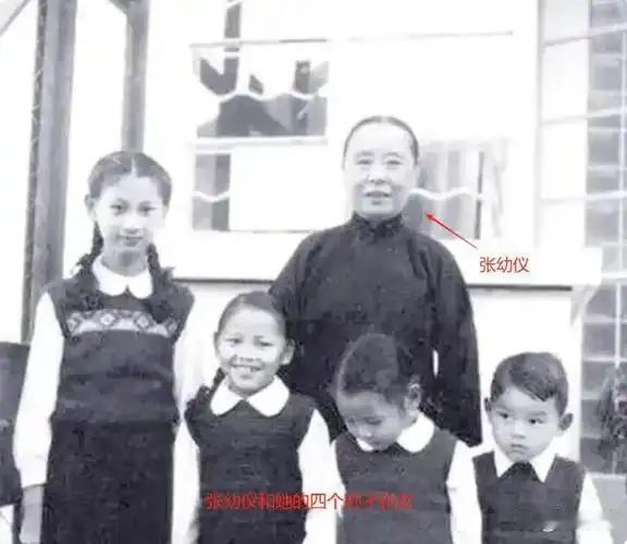1962年徐志摩的前妻张幼仪与儿子徐继凯、儿媳张翠文、孙子孙女在美国别墅前拍下的