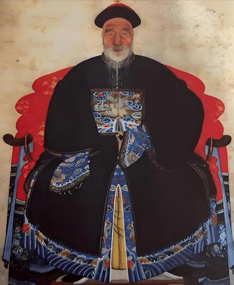 乾隆嫌考生太丑，当场出上联羞辱：“独眼不能登金榜。”满朝大臣捂嘴偷笑。考生不慌不