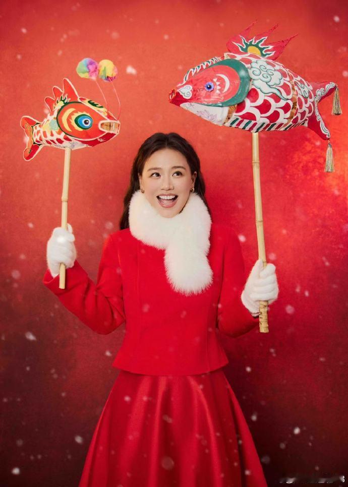 马思纯春晚红衣鱼灯氛围好应景马思纯这造型太应景了！春晚舞台上红衣加鱼灯，明媚的红