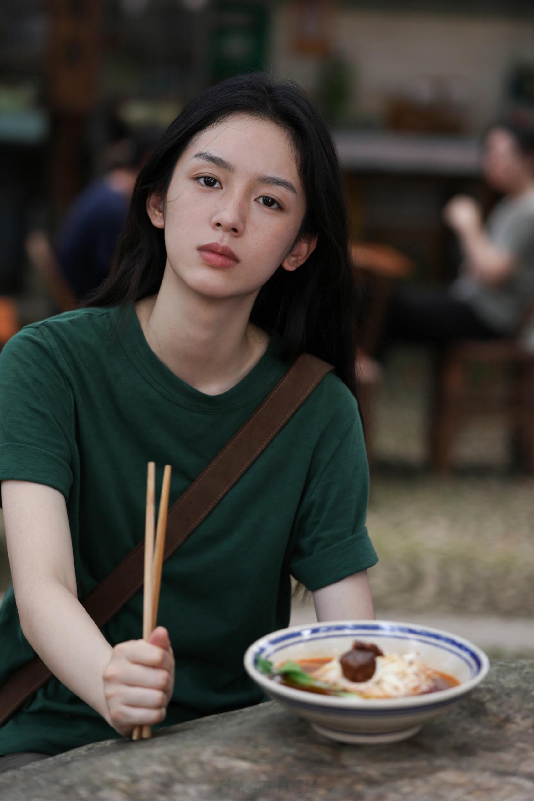 周也门面级别的美貌周也女团门面级别的美貌有人说演员脸和爱豆脸有壁，周也笑了——她