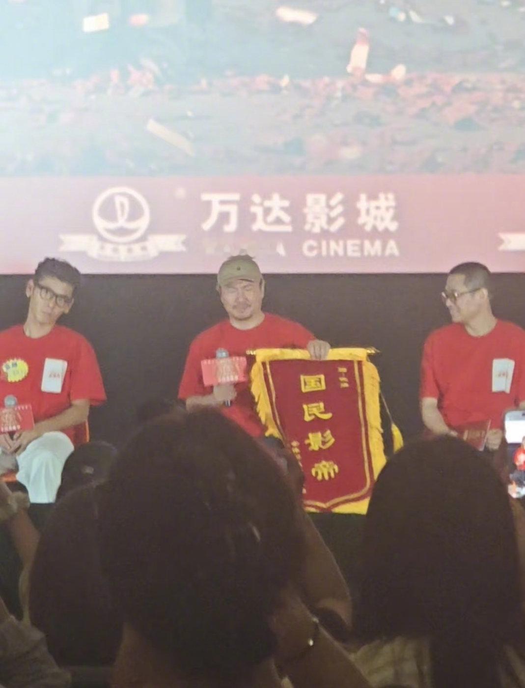 观众给沈腾送国民影帝锦旗沈腾收到观众送的锦旗路演现场名场面！观众送上国民影帝锦旗