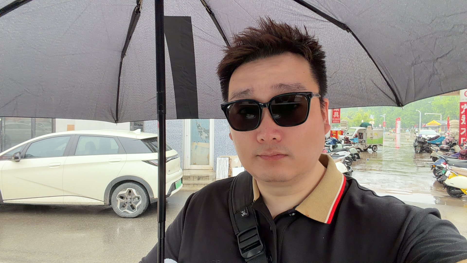 早，简单一口健身房蹲腿，客服给我发消息，说最近忙不过来，希望我可以早点去帮一点忙