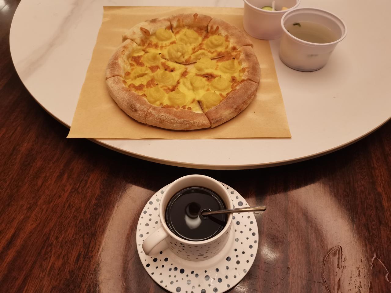 榴莲这个热门水果，我向来敬而远之。
倒不是因为闻着臭，试着吃过几回，也没吃出香来