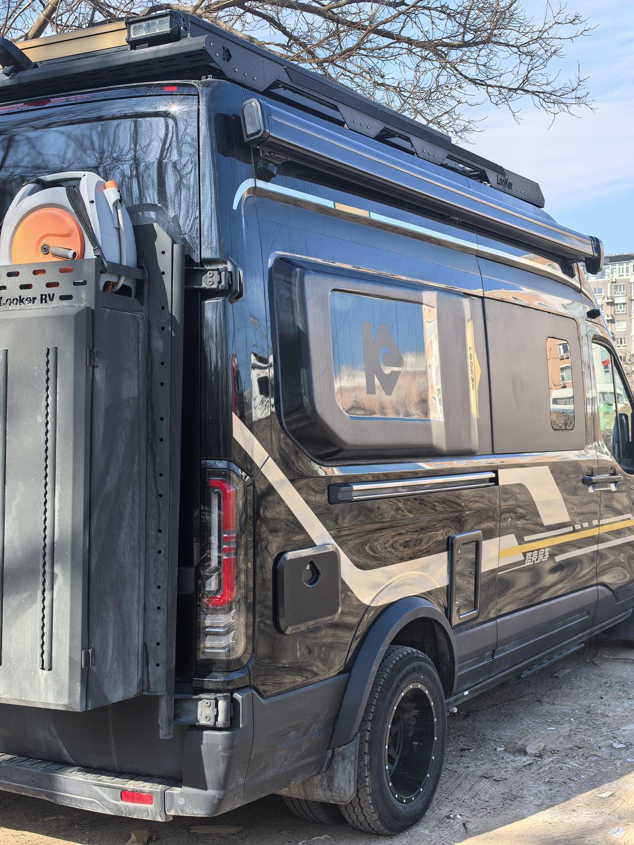 给小黑做了个保养，也洗了一遍，车里的菜园也丰收了！今年就好好休息了，过完年再出发