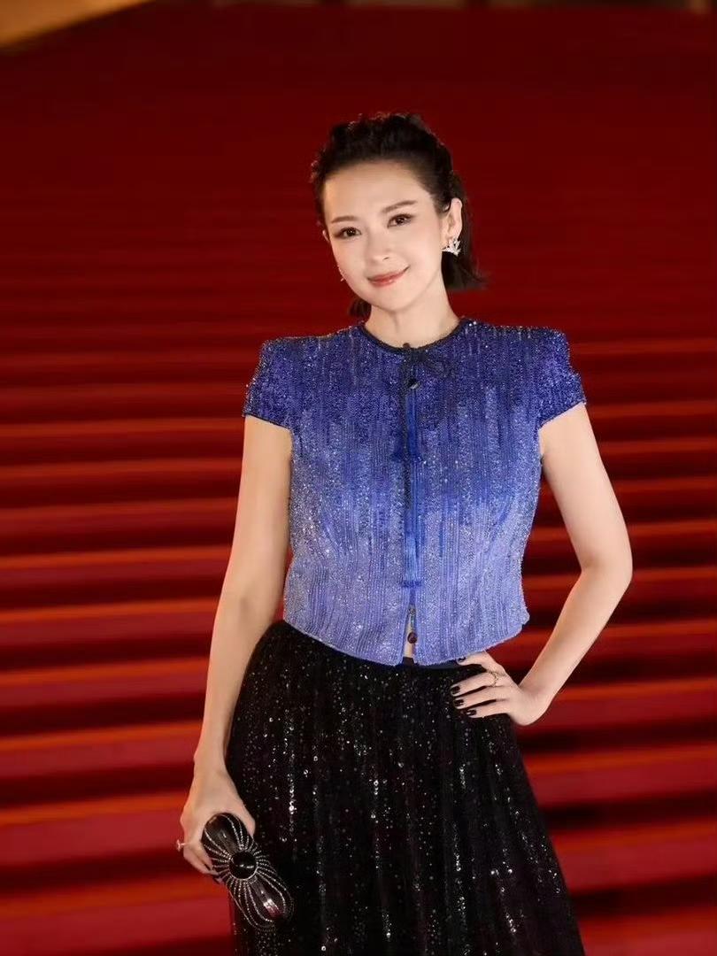 昨晚第44届金像奖落幕，热热闹闹的红毯迎来了章子怡、舒淇两位大花，周润发、谢霆锋