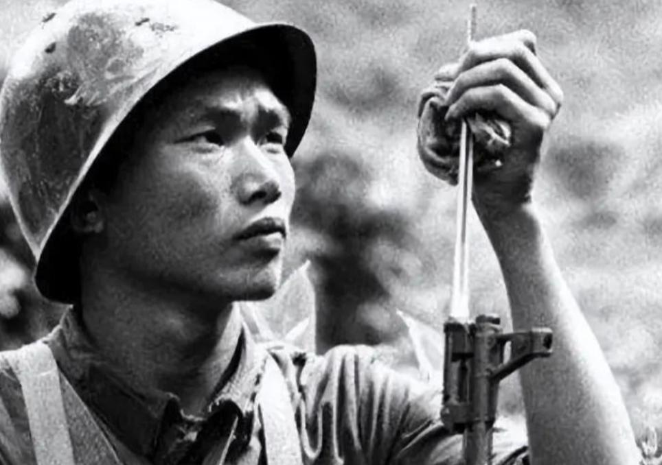1990年重庆街头，一个农民被数十个混混围攻却丝毫不惧，他竟徒手接住扔来的板砖进