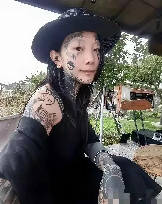 好好的一个人，将自己弄成这个样子，看他这个样子，找对象都成问题呀！

这个女人全