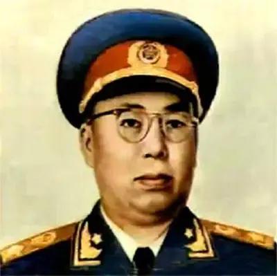 <罗荣桓元帅>
毛主席挥泪题诗<七律>
记得当年草上飞，红军队里每相违。
长征不