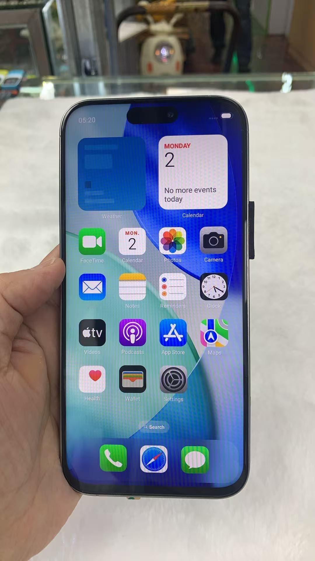 距离苹果iPhone 17系列发布会还有一个月左右，已经有疑似亮屏版的机器曝光了