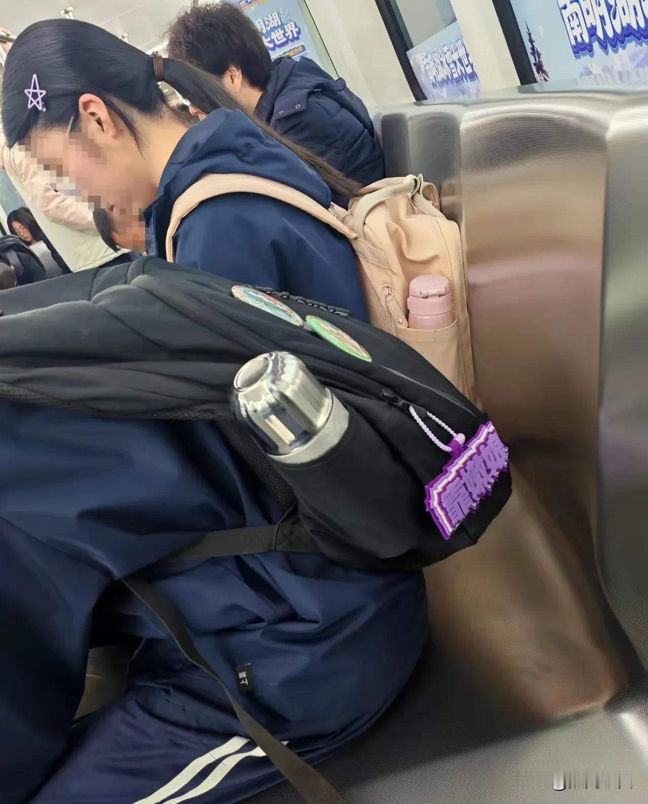 这些孩子，背着这种标签，进入学校，学校咋不管啊[what]家长也不管，这是时尚[