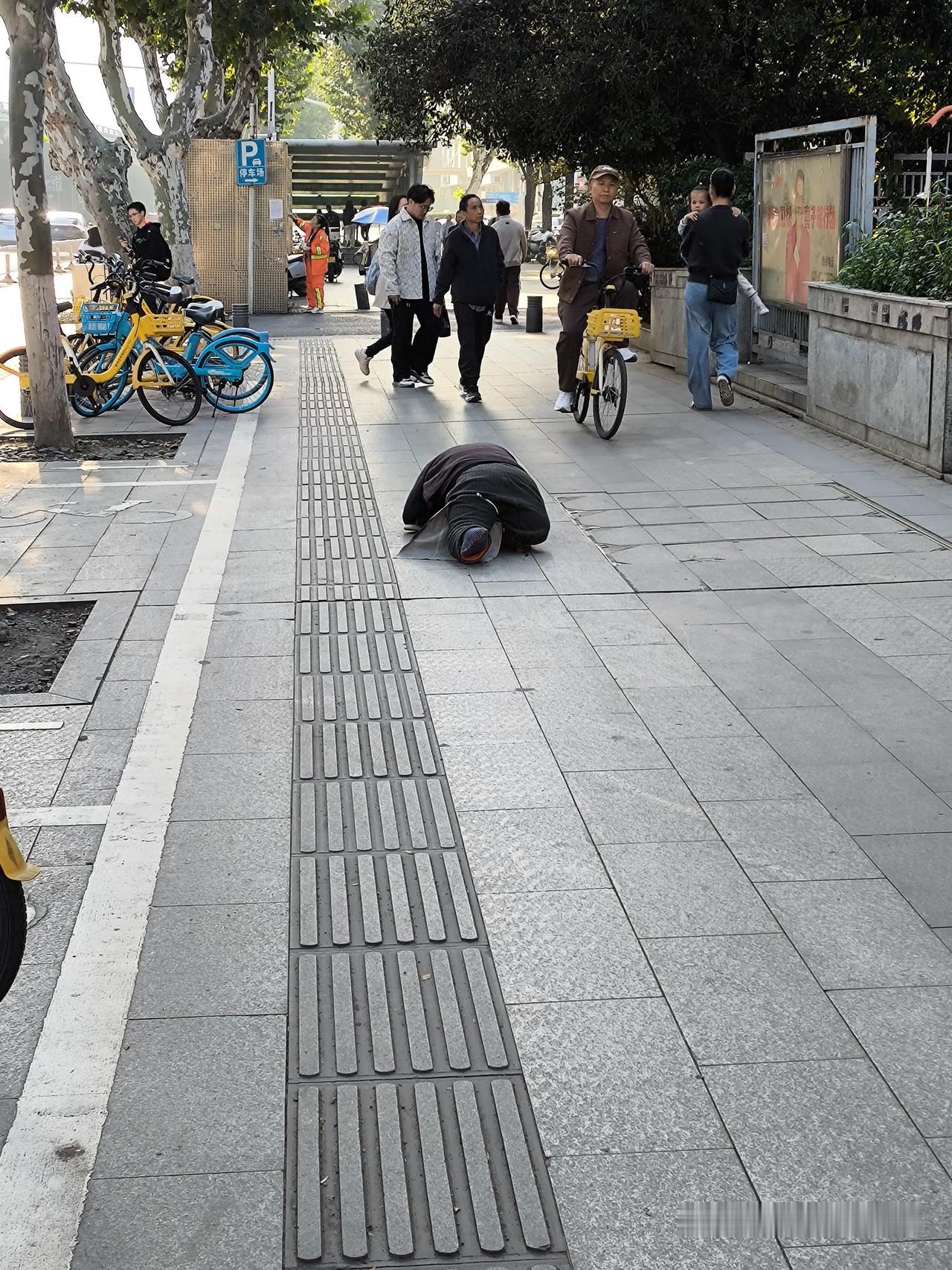 看图说“事儿” ？大江大湖大武汉，这画面很难见，今天见到路乞，确属稀罕。武汉2号