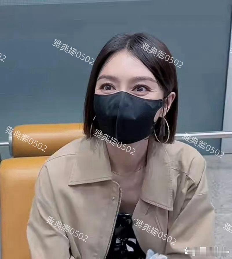 秦岚的五官精致，大眼睛格外亮眼，但少女感并不持久，到了45岁，眼神略显疲倦。 ​