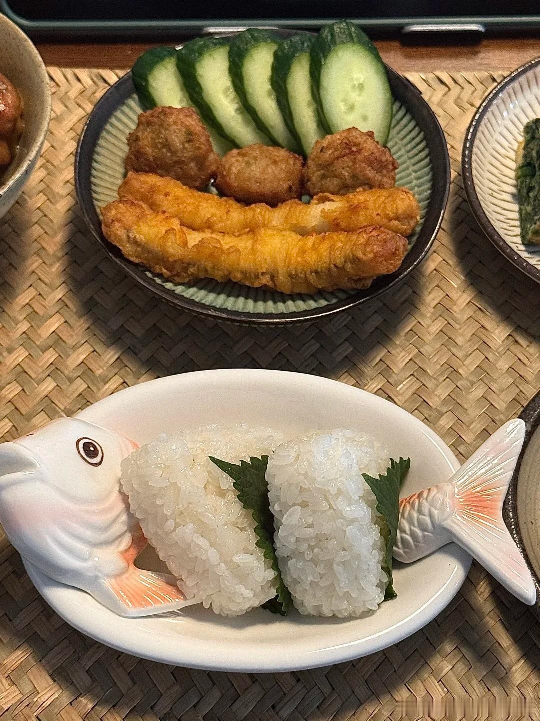 素颜照镜子的时候真的被自己吓到了，皮肤暗沉沉的，像蒙了一层灰，唇色也淡得几乎看不