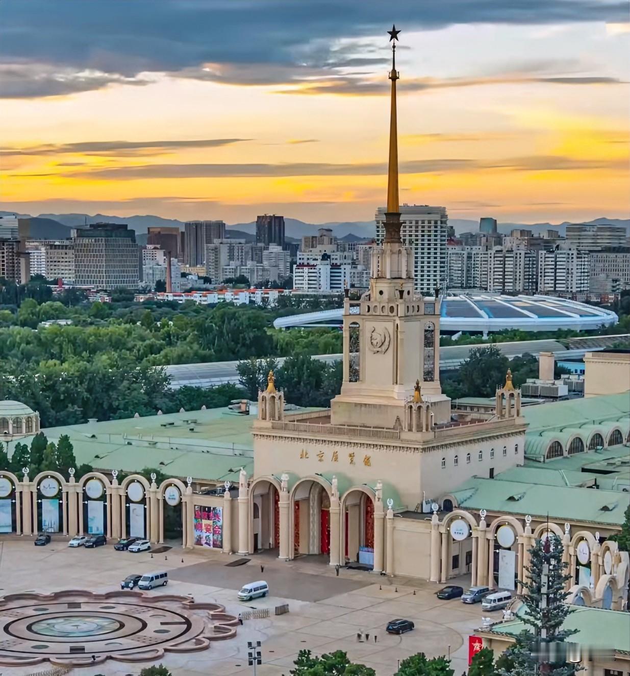 董宇辉明天的直播揭开了神秘面纱
原来是带大家去参观国际美术双年展
这个展览规格很