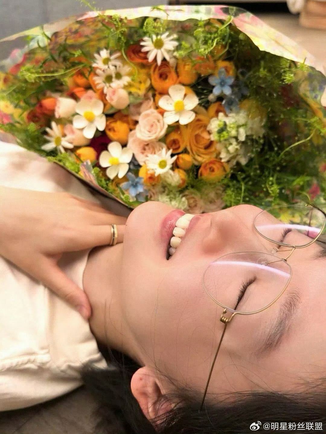 周冬雨和粉丝送的花合影 素颜戴眼镜和春日花花合影，周冬雨状态真的好好！这花还是粉