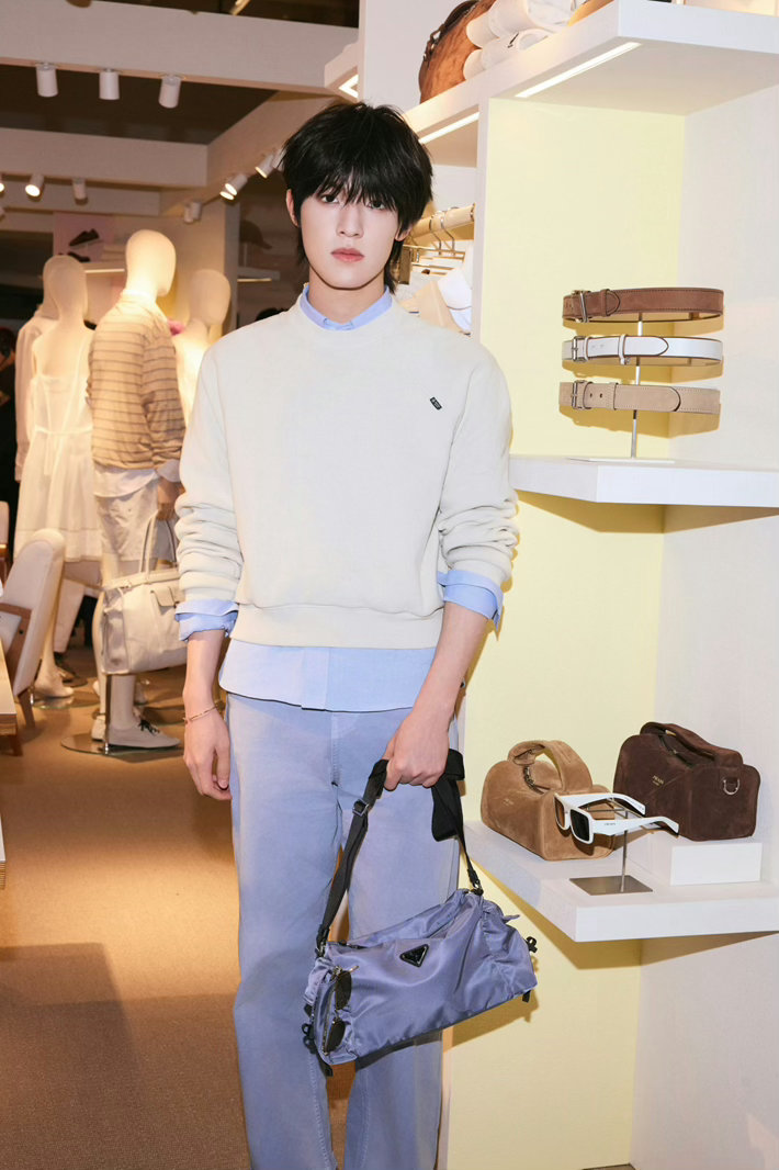 TOP登陆少年 in Prada 线下活动单人Photocall 📷 文艺清爽