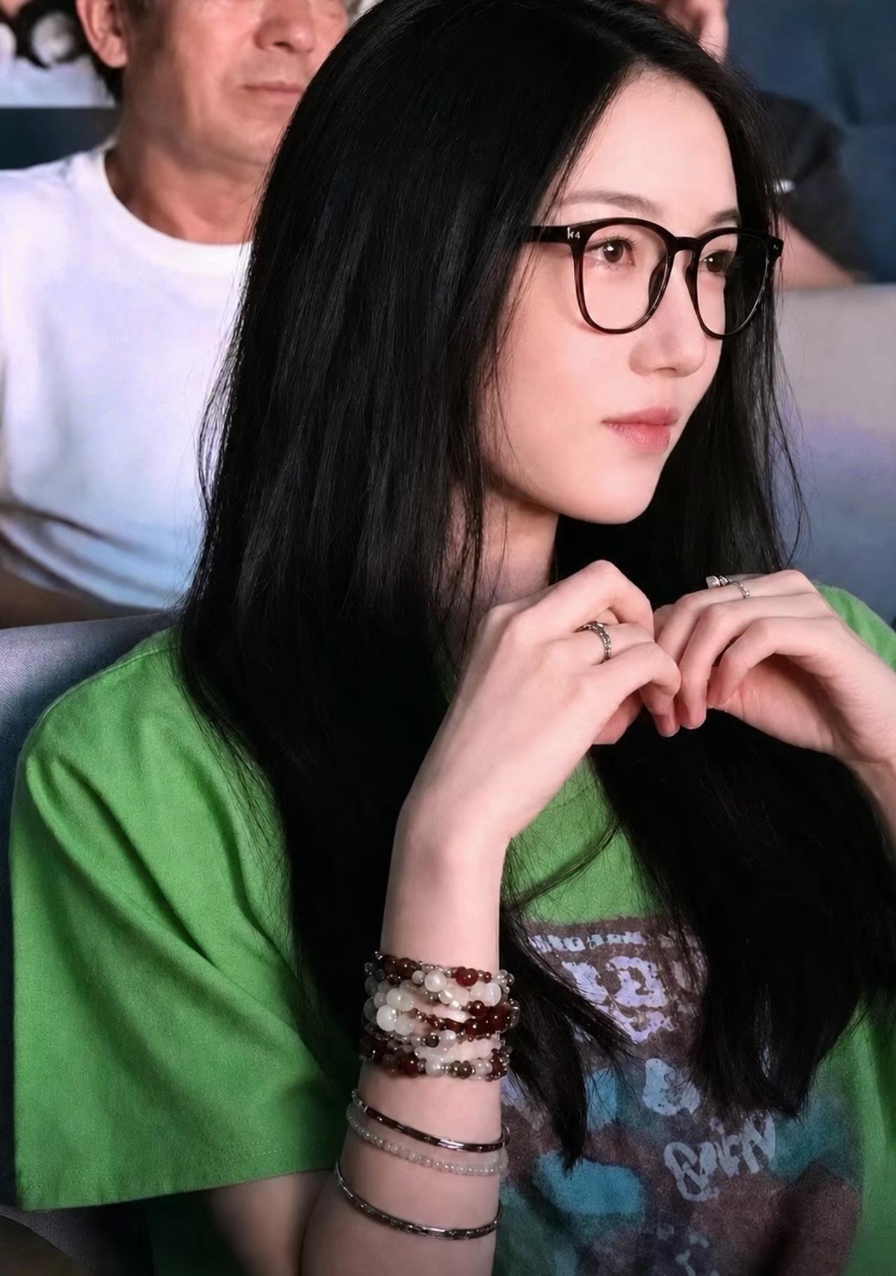 窦靖童估计心里憋得慌。

原因很简单，

她没想到妹妹李嫣就露个面居然就会冲上热