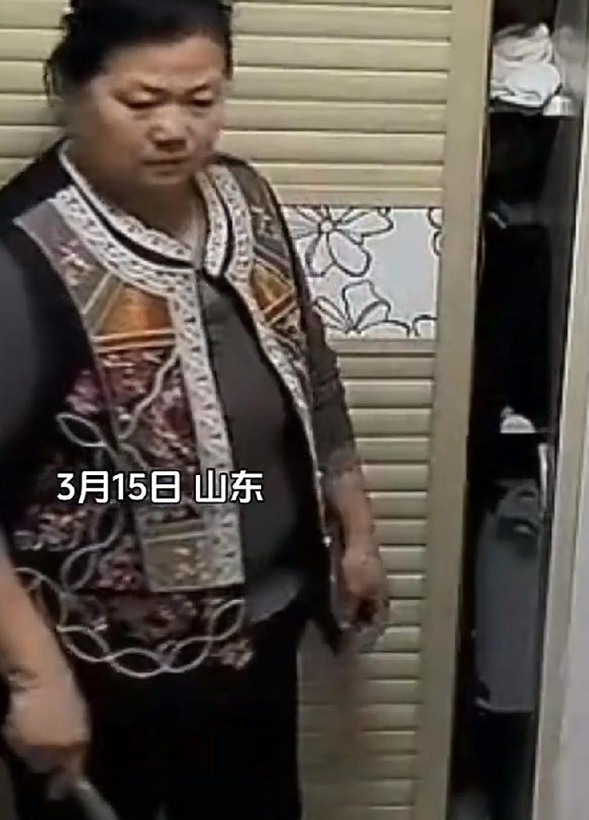 3月15日，山东。小俩口周日在家闲聊，妻子说婆婆肯定爱我多一点。丈夫不以为然，认