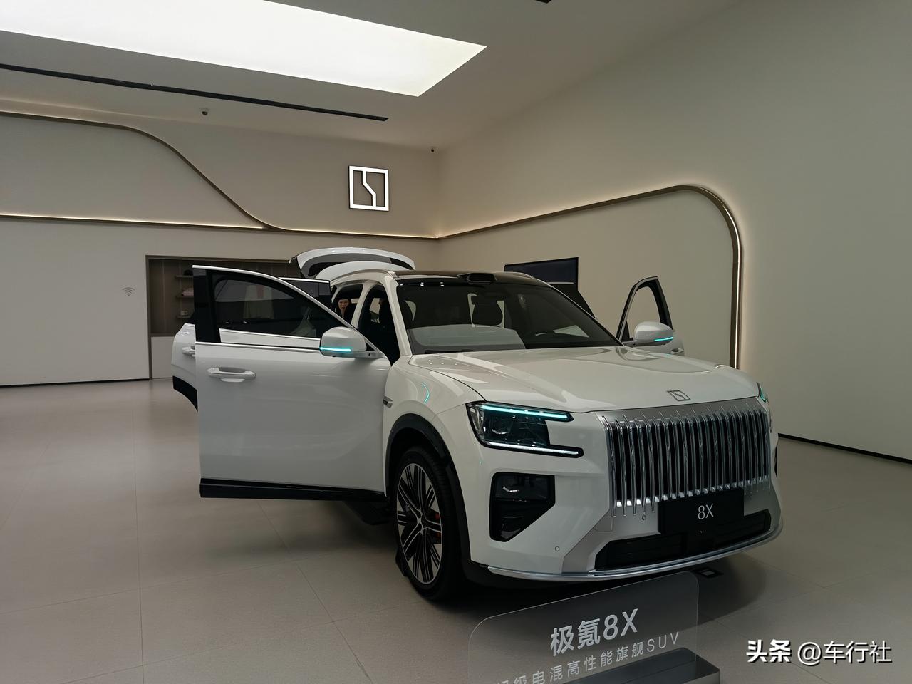 极氪8x，那么大的车身
如果只有5座版
那也太浪费了
看起来比7x大了2圈，比9