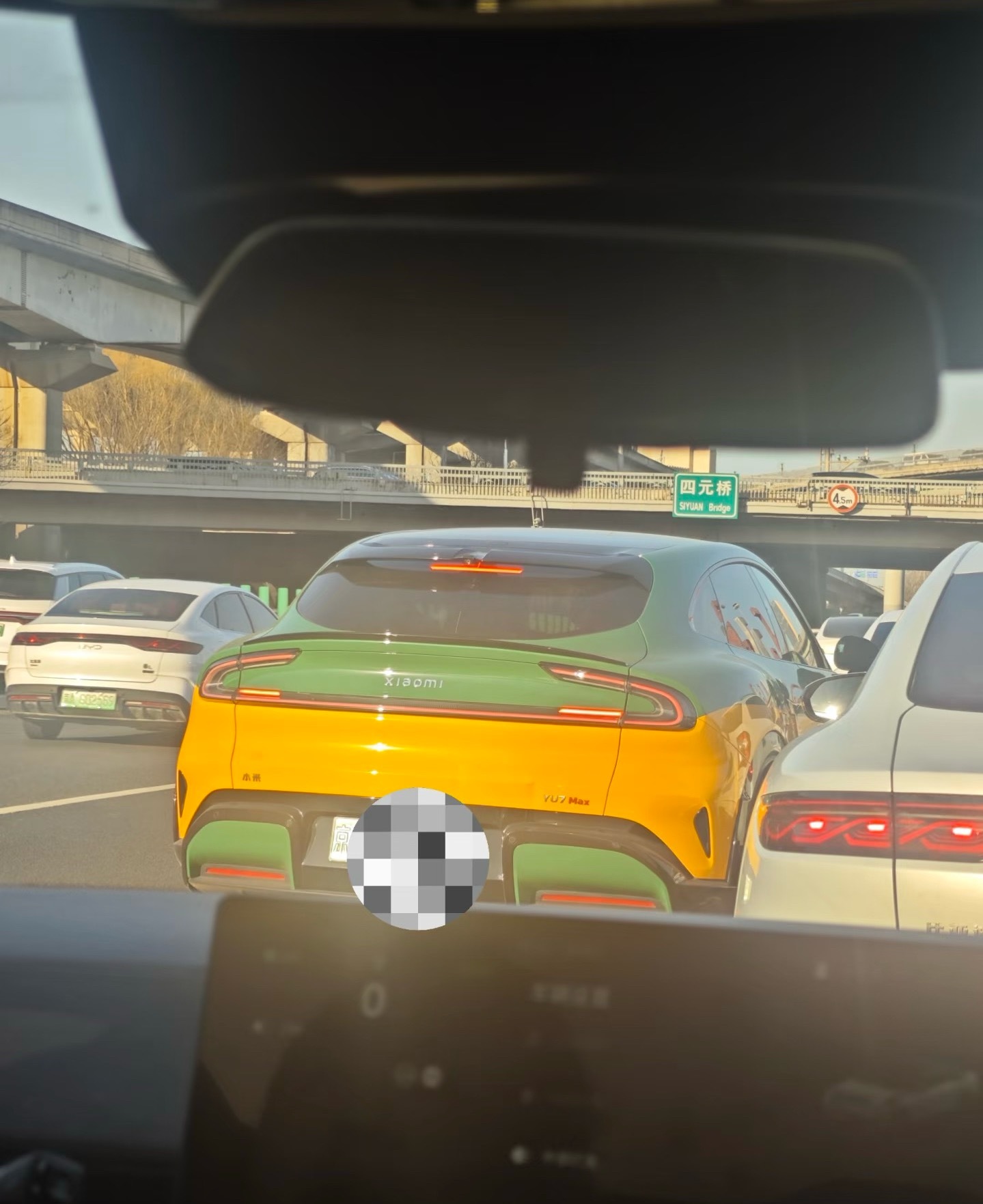 不可思议，有网友分享北京出租车都是小米了。。。小米汽车