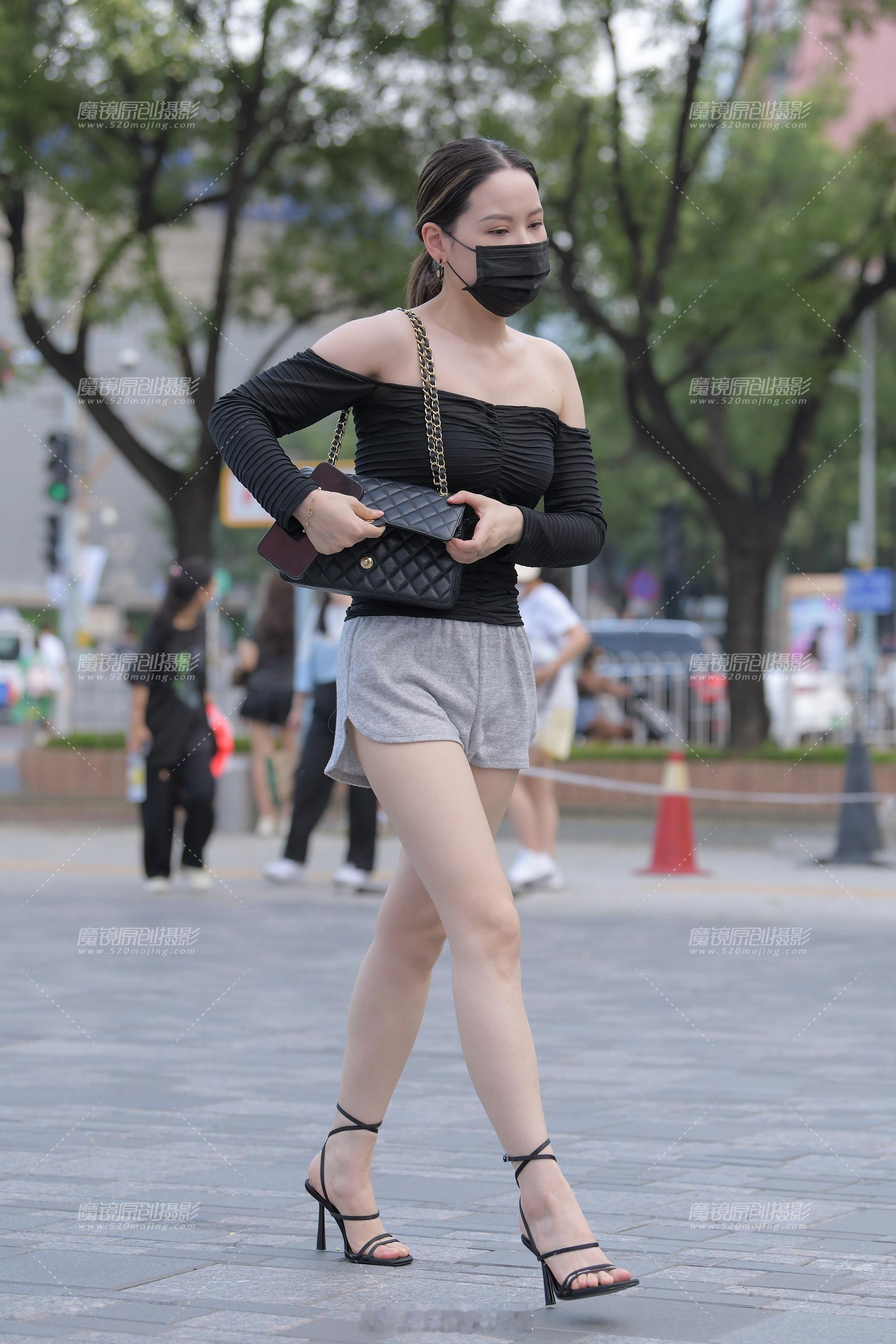 高跟鞋搭配休闲运动短裤，别有一番风味！ ​​​