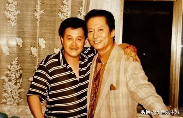 一个内地喜剧大师，一个香港反派专业户，不知道是什么时候在一起拍的合影。