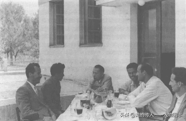 伍修权(左三)在南斯拉夫与农庄领导人座谈