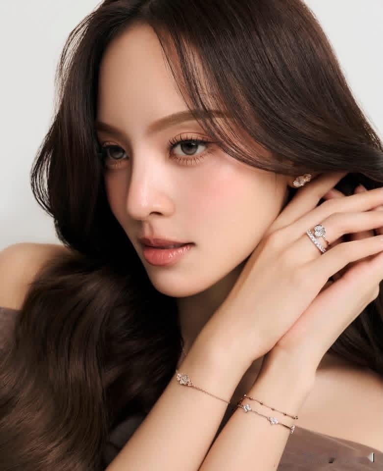 Nychaa成为泰国珠宝品牌 Jewellista 代言人。。💍✨