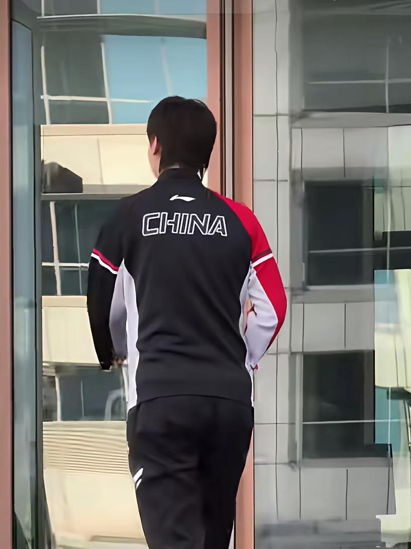 曼昱多哈起床太早去上训，大巴车门未开！
一大早曼昱一个人去上训，走到大巴车跟前，