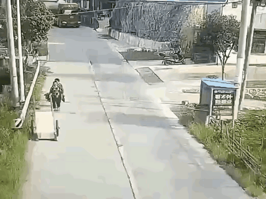 你们说，她这是碰瓷呢？还是寻短见呢？还是其他的什么？
      碰瓷我看着不像
