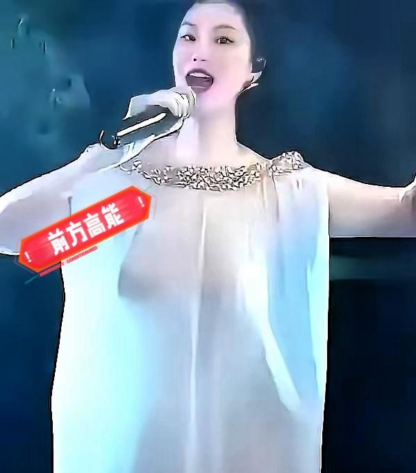 昨晚的朋友圈，简直像被谁点了一把火。
几十万人估计都和我一样，盯着屏幕发愣。
开