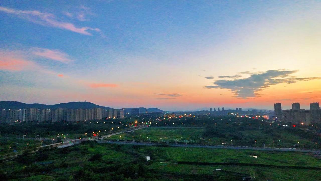 城市晚风漫过车流，黄昏治愈所有疲惫，原来赶路的尽头，皆是温柔。俯瞰