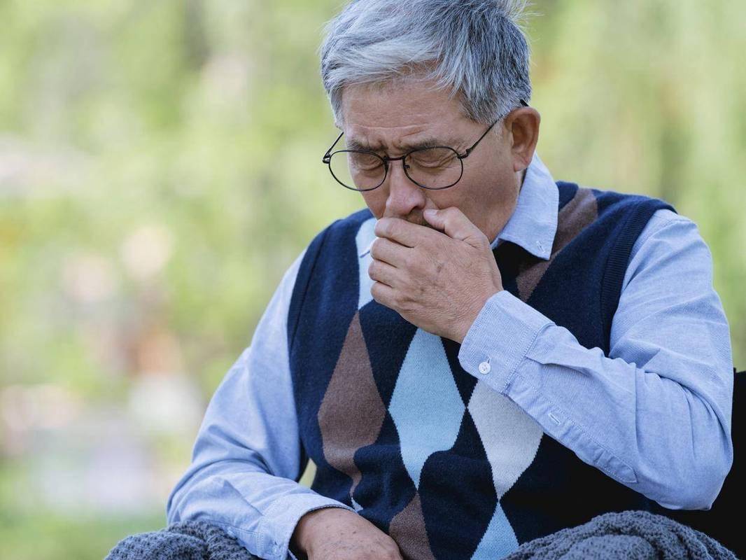 大脑开始萎缩，喝水就知道？脑萎缩患者，喝水时多半会有6个表现

大脑开始萎缩这件