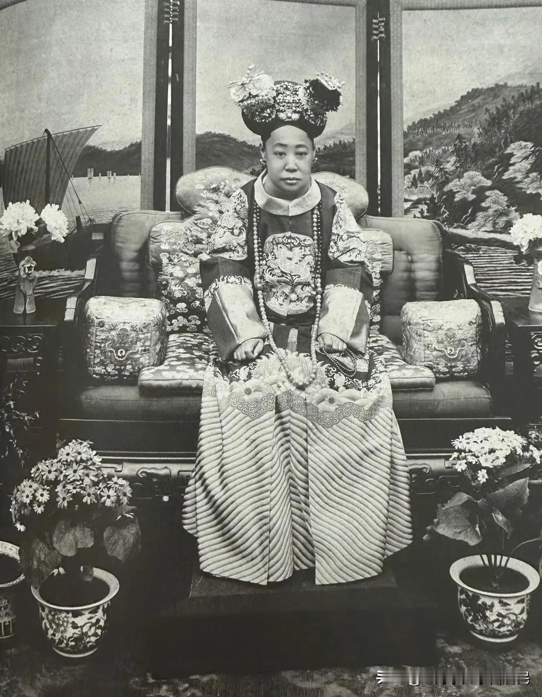 图1，端康皇贵太妃（光绪帝瑾妃），摄于1922-1924期间（五十左右的样子）。