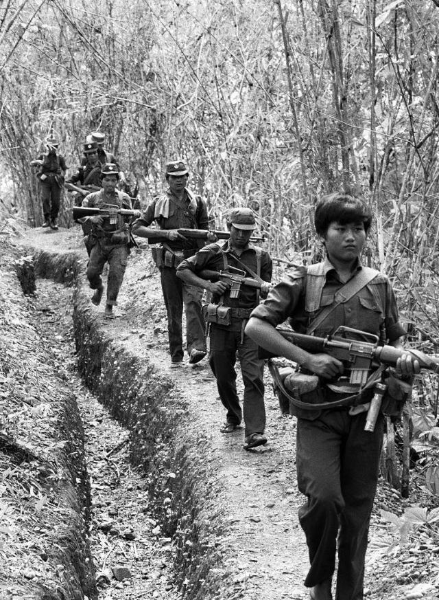 1979年，担架兵黄招强发现队伍多了4张陌生面孔，他端枪问了一句口令，4人当场哑