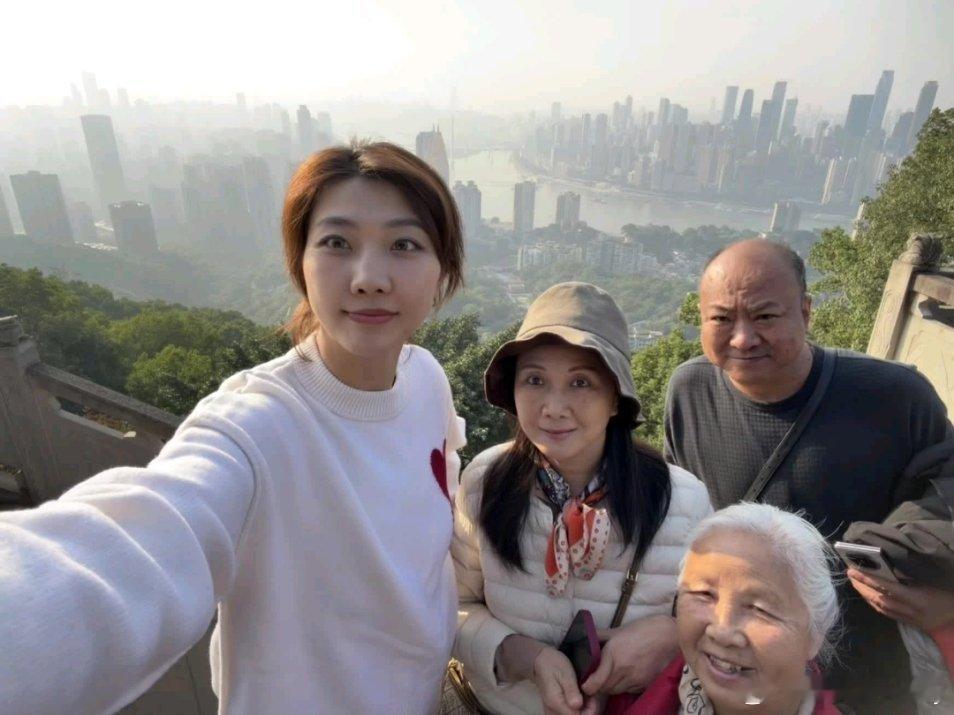 果子更新社交媒体:跟家人享受生活。这赛季是休息么。袁心玥中国女排