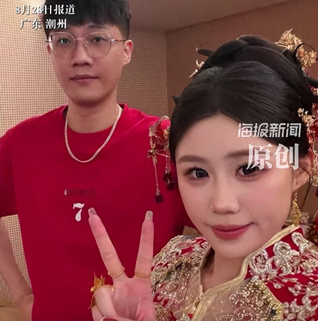 说实话，刷到婚礼视频的第一眼，我也没认出来。
 
新娘挽着旁边那个穿红T恤的男人