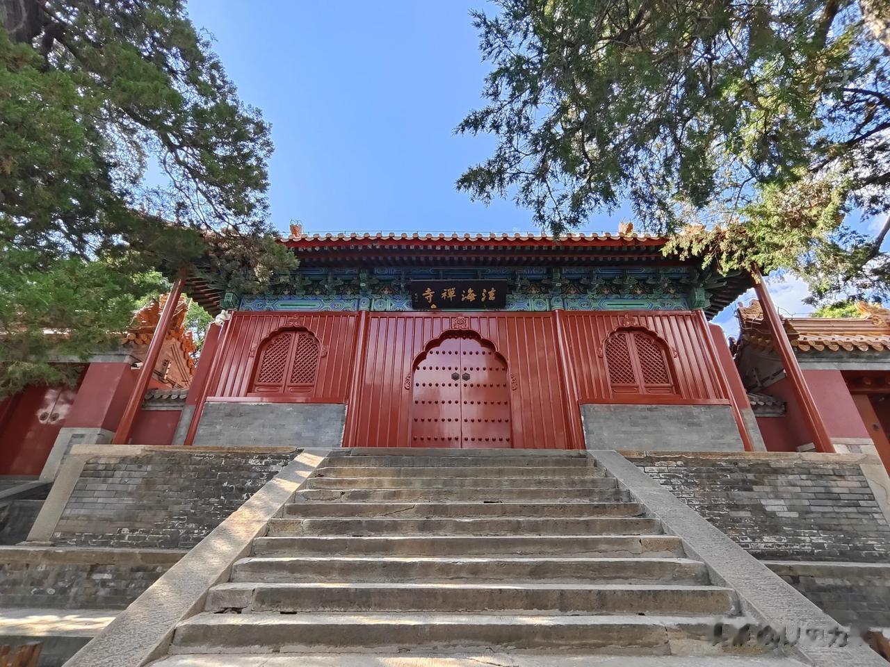 明正统年间，明英宗朱祁镇的近侍太监李童想要建一座庙，但是不知道建哪里合适。

有