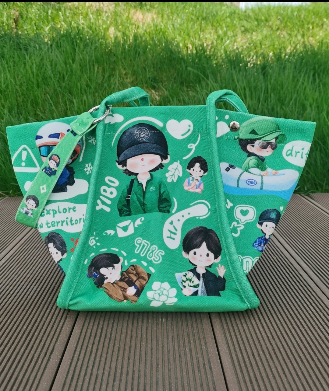 这个包包还挺好看，全是王一博的卡通图案。💚💚💚 ​​​