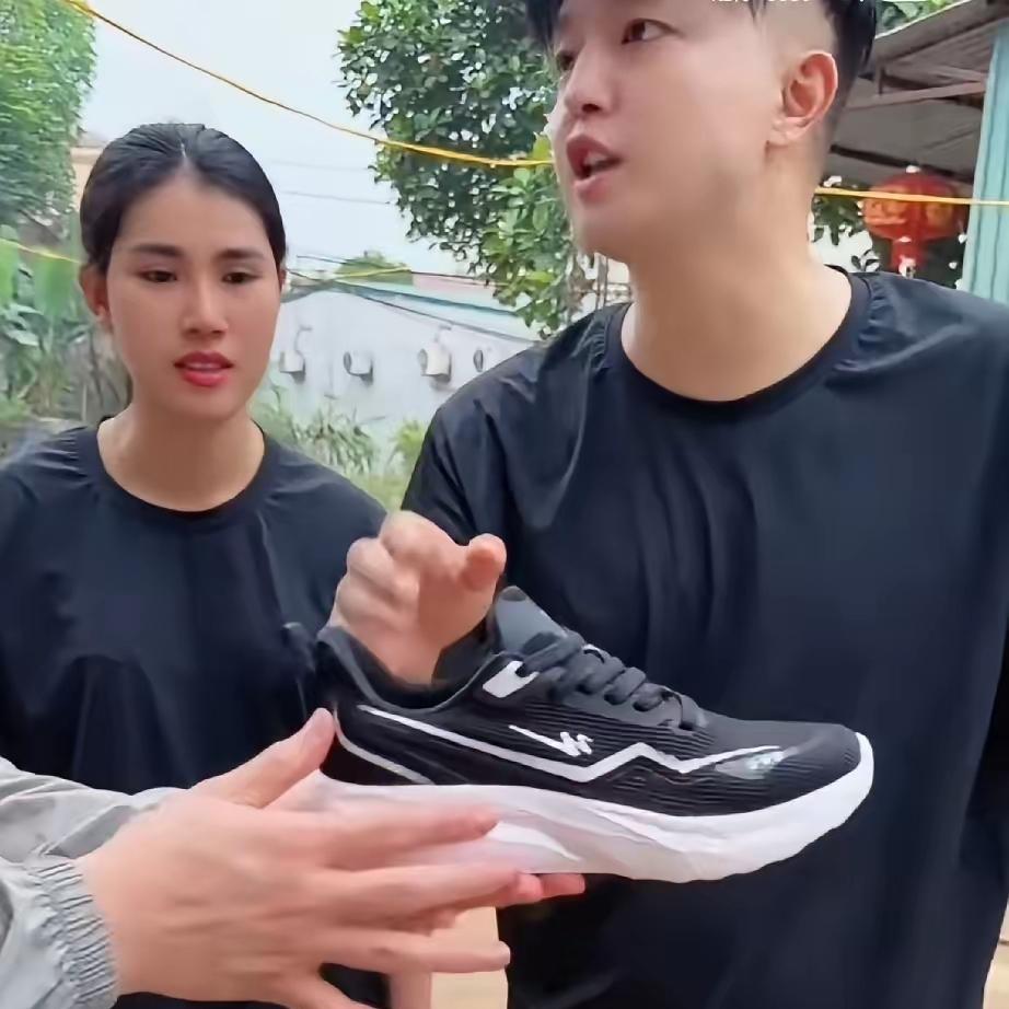 小松在越南省成安沛建民宿，本来是准备3月份封顶，可是越南有一个说法，3月不能封顶