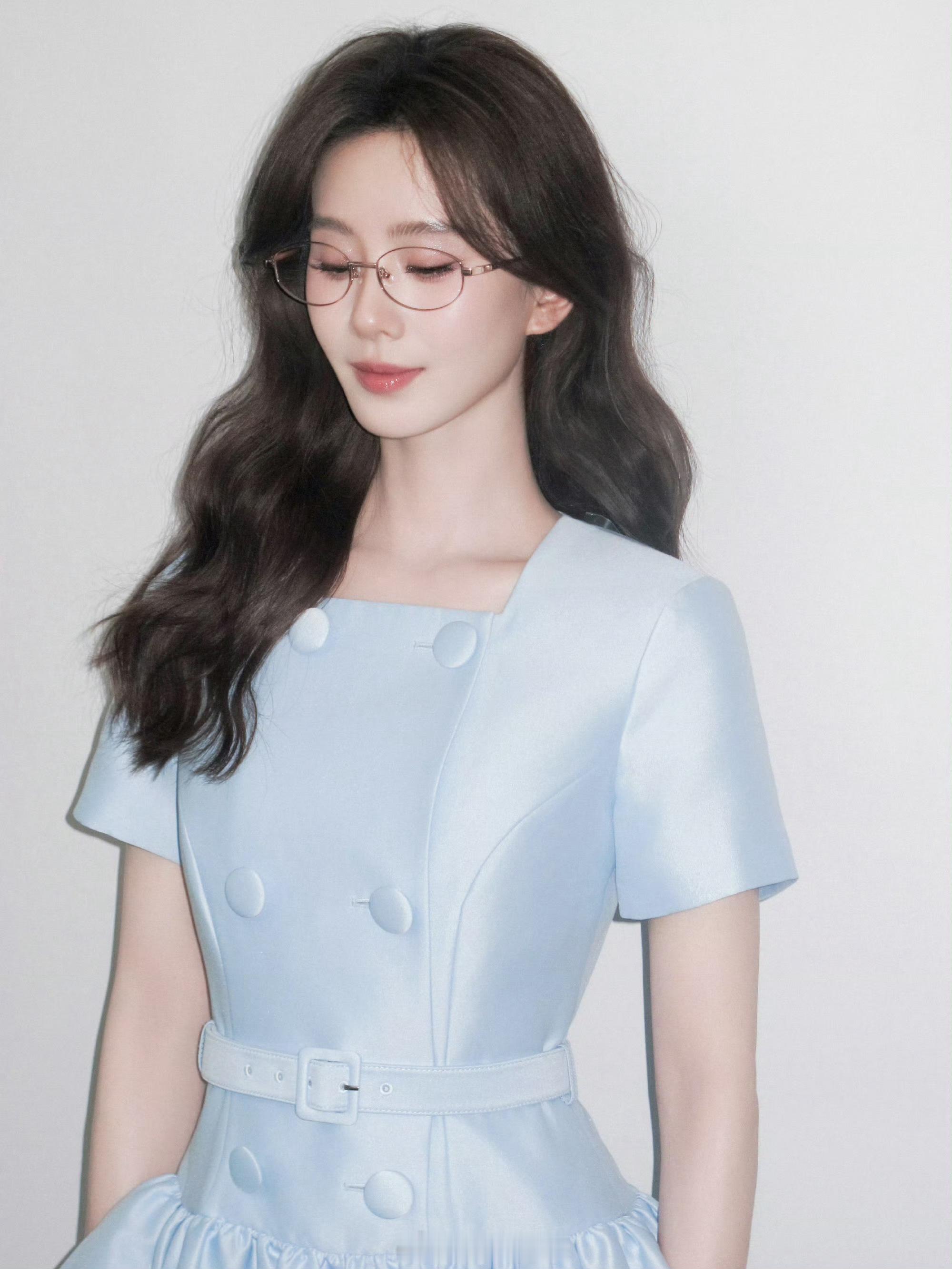 哇塞，感觉…是御姐是女高是公主刘诗诗这个造型太美了吧，温柔知性刘诗诗