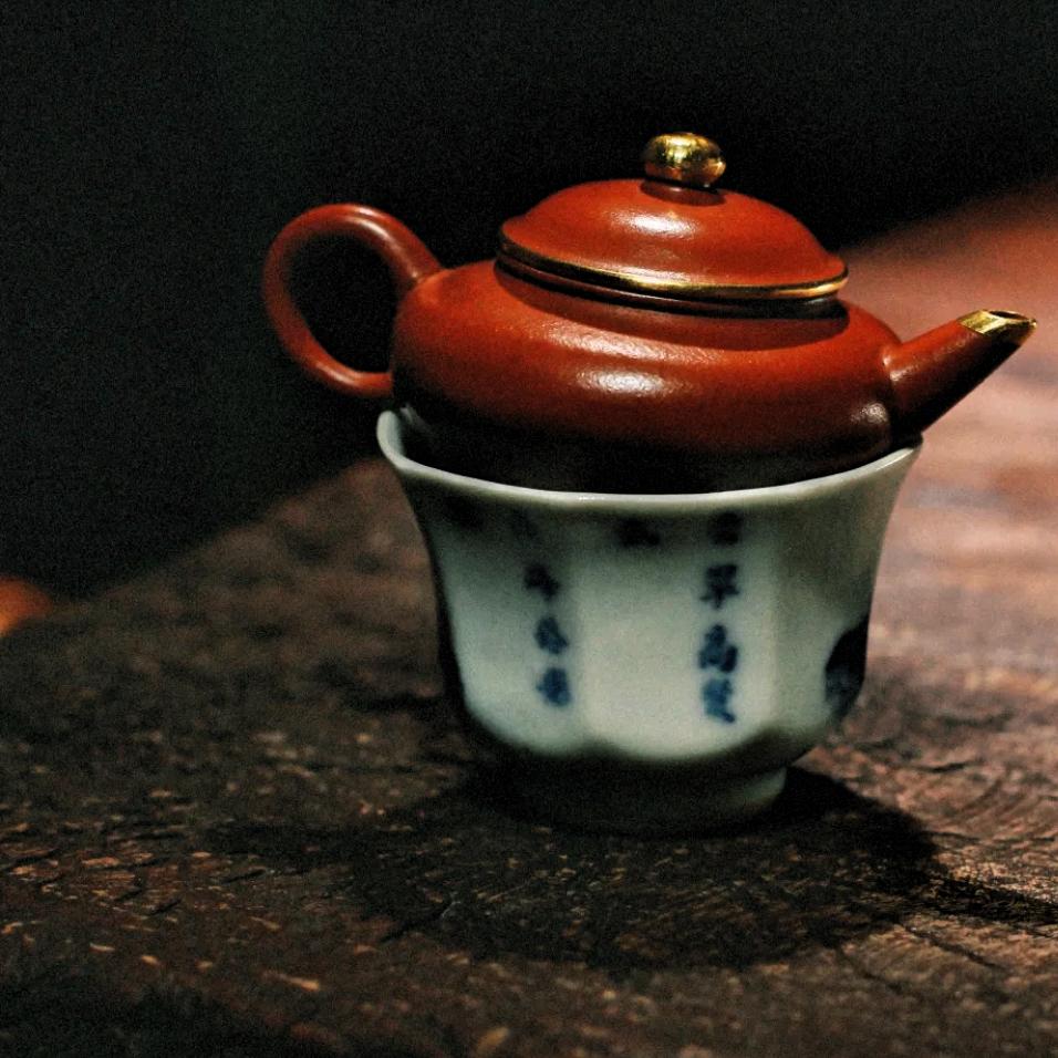 喝茶“不用想”就对了。喝茶30年，发现喝茶这事，真不是比谁会泡茶，比谁茶壶贵、比