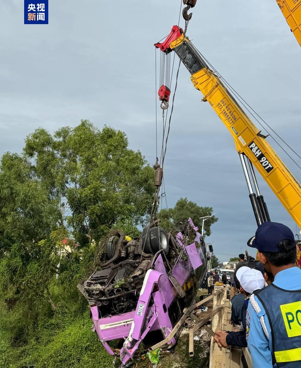 当地时间11月20日凌晨，柬埔寨磅通省发生一起严重交通事故。一辆载有37名乘客的