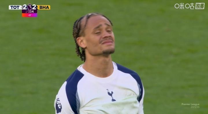 西蒙斯燃尽了，一个助攻，一个进球，他在77分钟进球的时候，脱衣服疯狂地庆祝！
本